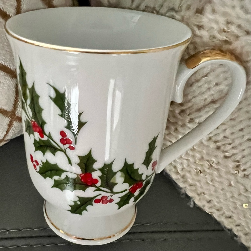 VINTAGE 1986 ALL THE TRIMMINGS 9 oz HOLLY & BERRIES Footed PORCELAIN MUG Cup - Picture 1 of 14